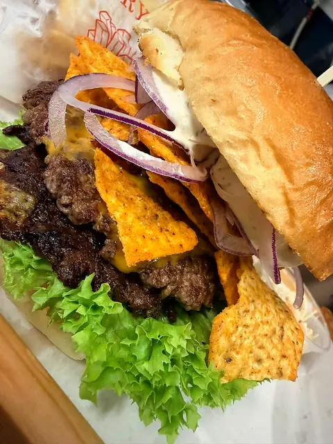 Smash burger z bekonem i pomidorem