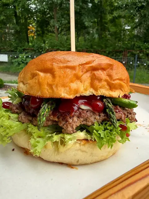 Burger Góral z oscypkiem i żurawiną
