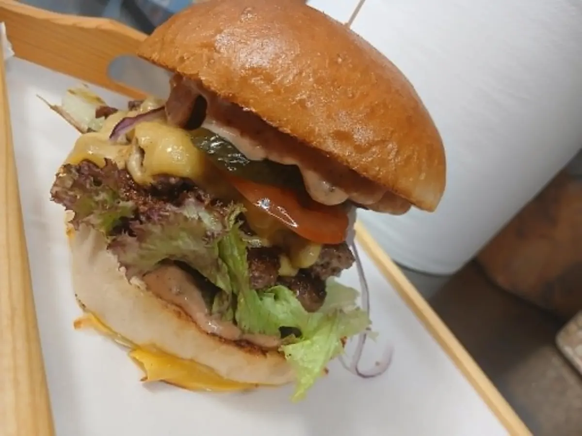 Burger Klasyczny z serem, pomidorem i czerwoną cebulą — StreetBurger.pl Bytom
