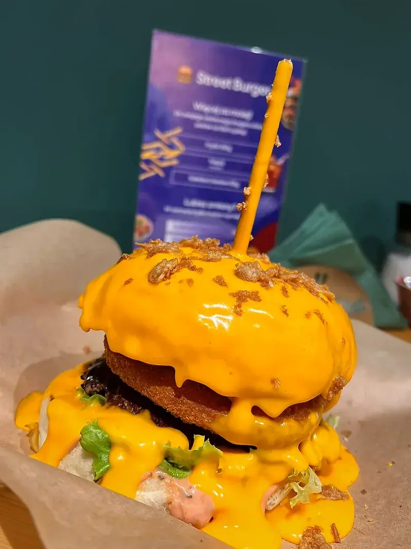 Burger Serowy z płynnym cheddarem — dowóz do Zabrza, StreetBurger.pl