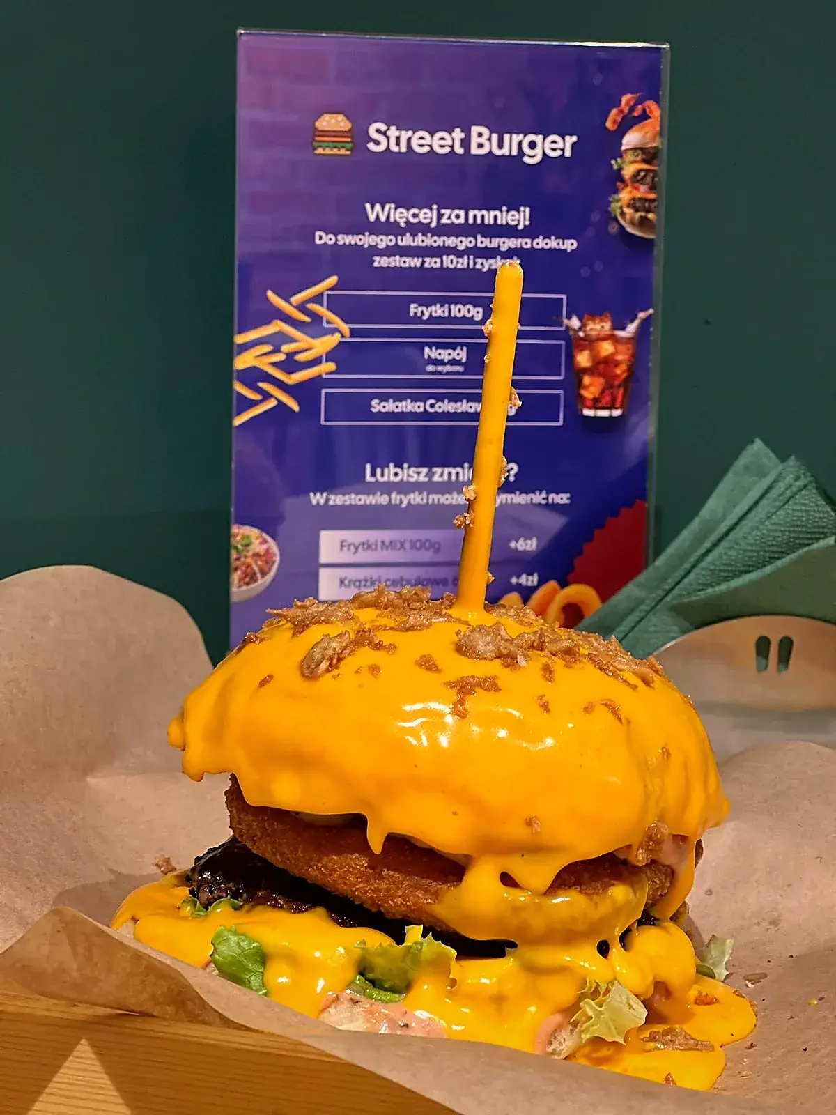 Burger podany na drewnianej desce — StreetBurger.pl Bytom
