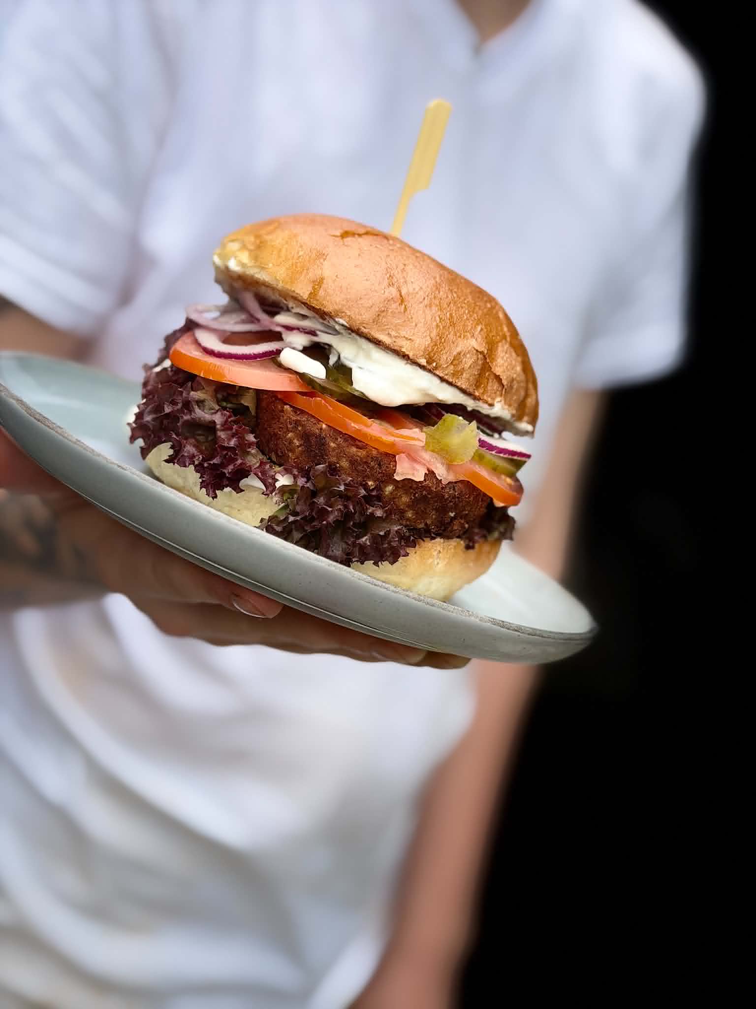 Burger Vege z falafelem, świeżymi warzywami i sosem jogurtowo-czosnkowym w bułce ziemniaczanej – Street Burger